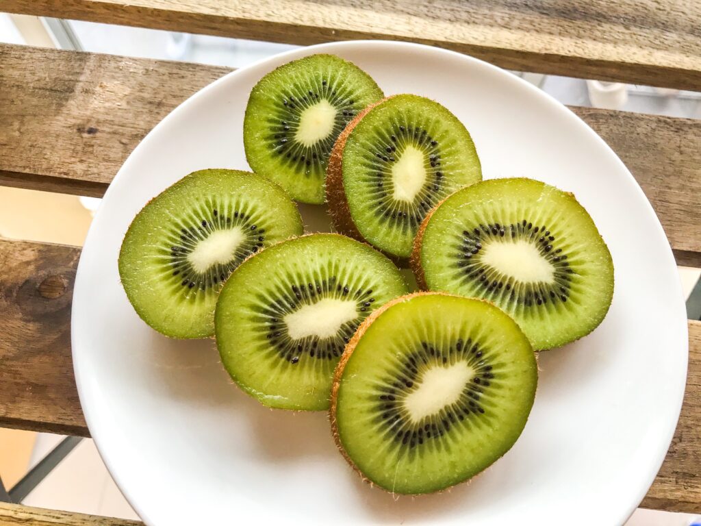 キウイ, キウイダイエット, 朝キウイ, 朝フルーツ, フルーツダイエット, ダイエット, モデル食事, kiwi, kiwi diet, kiwi health, キウイ健康, 健康食品, ベジタリアン, ビーガン, 菜食主義, モーニングルーティーン, 朝ごはんレシピ, 健康ブログ, diet, beauty, fitness, フィットネス, 美容ブログ, healthysnack, ヘルシースナック, 夜キウイ, 皮ごとキウイ, キウイ皮ごと, 便秘解消, 美肌フルーツ, 美肌メニュー, 美肌食材, 美白フルーツ, デトックスフルーツ